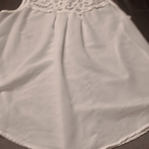 Eye shadow, cream lace detail, with button on the back. - Picture 2 of 5